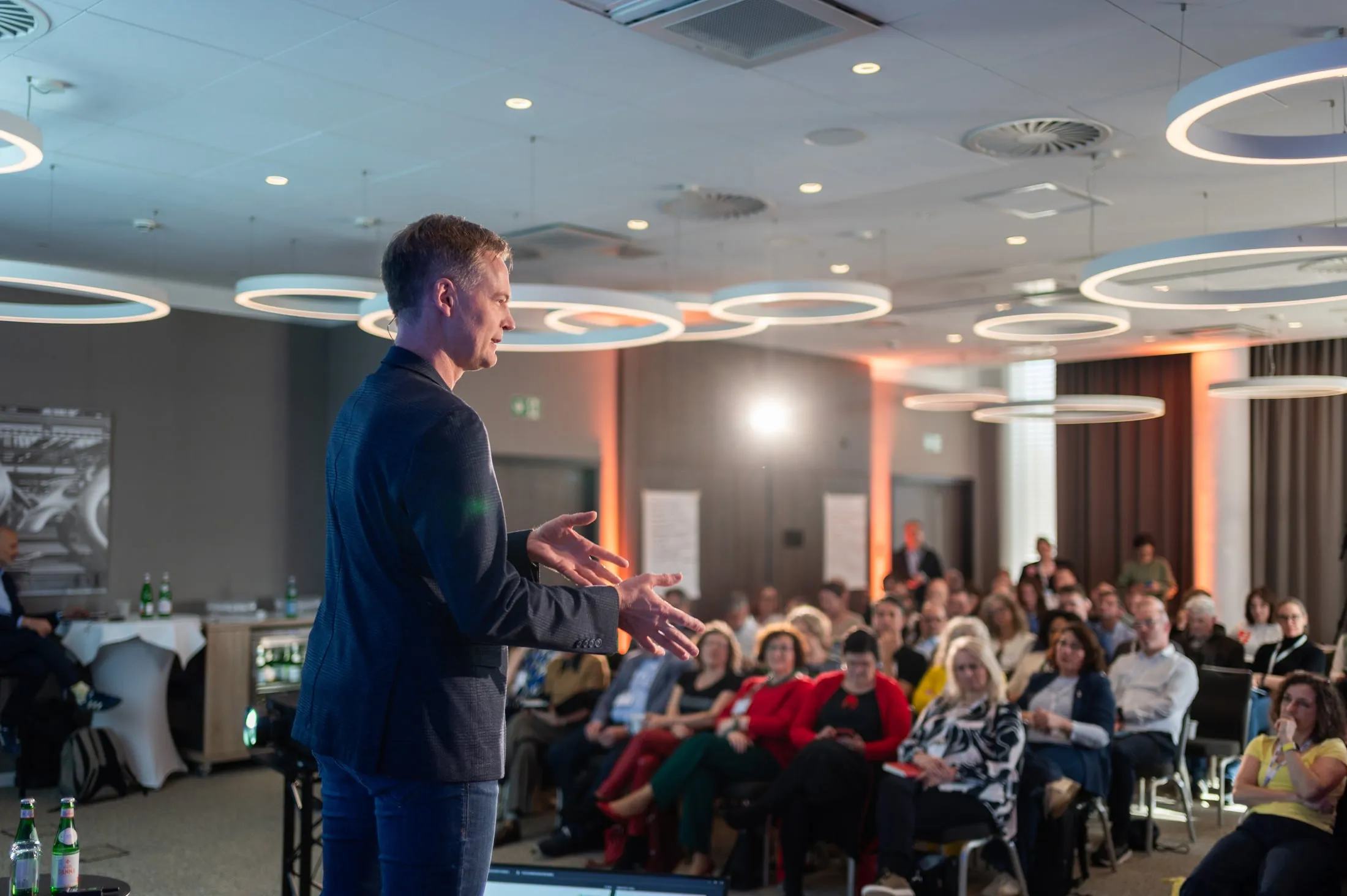 Blick von der Bühne in den vollen Saal bei einer Keynote von Stefan Brutscher
